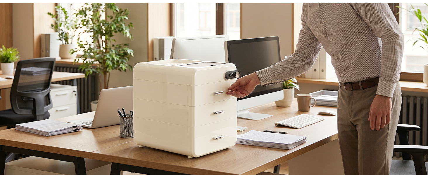 Appareil de bureau compact de couleur crème sur bureau en bois avec ordinateur portable, papiers et fournitures de bureau. La main de la personne est visible à proximité de l'appareil.