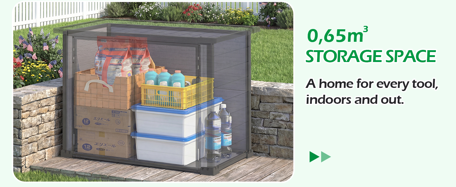 Der Text lautet „0,65 m² STAURAUM“. Serie von Renderings von Lagerschuppen im Freien, die Installations- und Nutzungsszenarien mit Werkzeugen und Geräten zeigen.