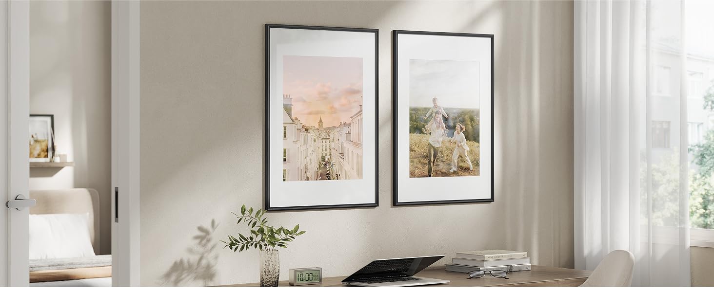 Vistas modernas de las habitaciones interiores que muestran paredes blancas, obras de arte enmarcadas e iluminación natural, que muestran un estilo minimalista de decoración del hogar.