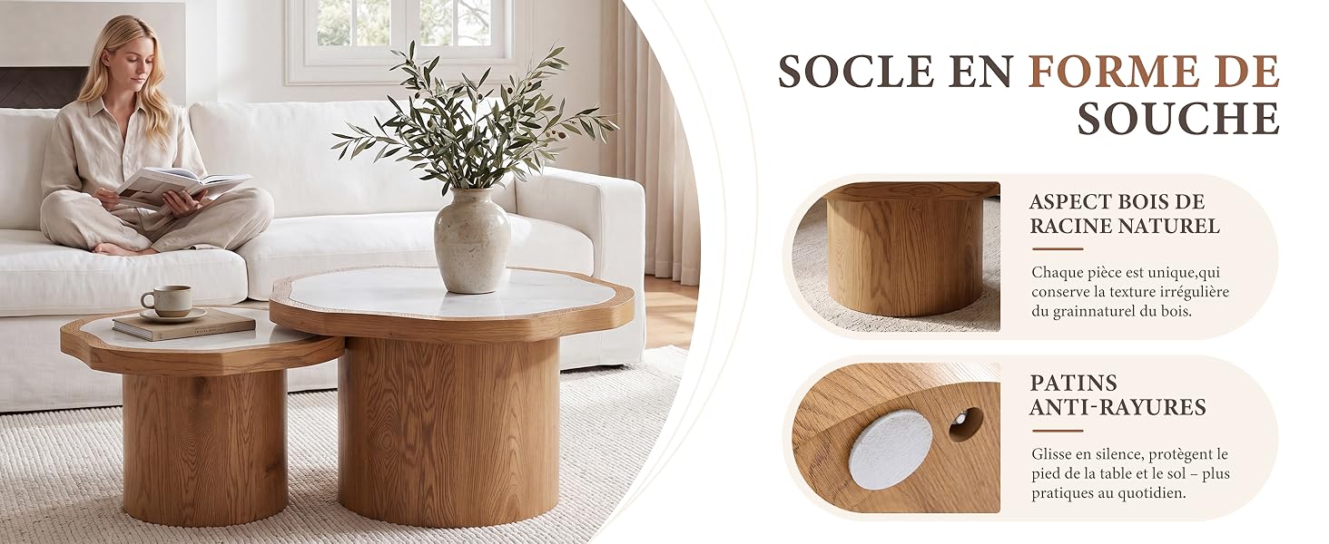 Le texte se lit comme suit : « SOCLE EN FORME DE SOUCHE ». Table d'appoint en bois en forme de souche d'arbre avec plateau en liège pour la maison avec fleurs et vaisselle visibles.