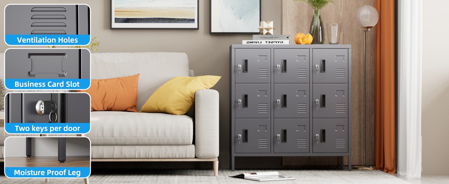 Modernes Wohnzimmerinterieur mit grauen Schränken oder Schränken an einer Wand, wobei ein helles Sofa in der Szene sichtbar ist.