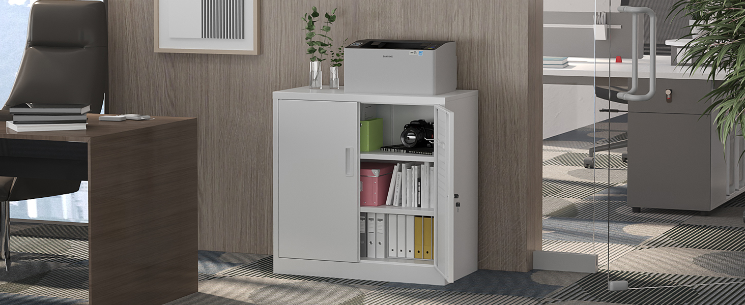 Série de vues intérieures de cuisines modernes montrant des armoires grises élégantes et un design minimaliste sous différents angles et configurations.