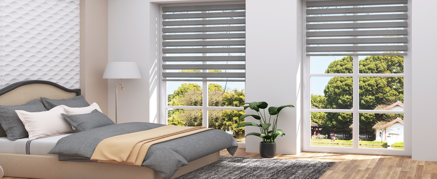 Interno moderno della camera da letto con ampie finestre con tende a doghe, decorate con toni neutri, biancheria da letto