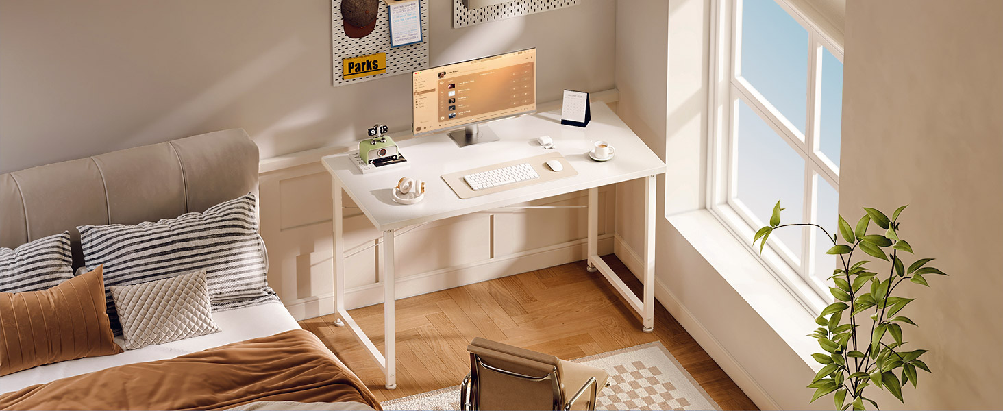 Configuration de bureau à domicile minimaliste avec un bureau blanc contre un mur blanc, avec des plantes d'intérieur et un éclairage naturel. Angles multiples illustrant l'organisation de l'espace de travail.