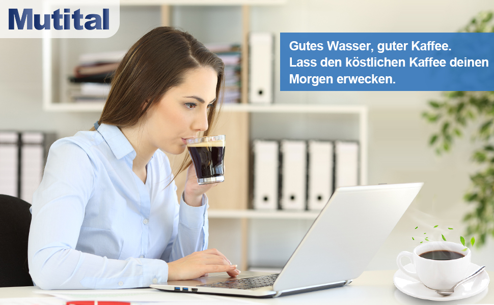 Femme en chemise blanche buvant du café tout en travaillant sur un ordinateur portable au bureau. Texte en allemand sur la bonne eau pour un bon café.