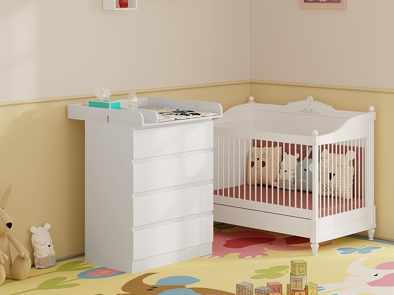 con cuna blanca, cambiador, alfombra colorida y decoraciones de pared. La habitación tiene una combinación de colores suaves en amarillo y blanco