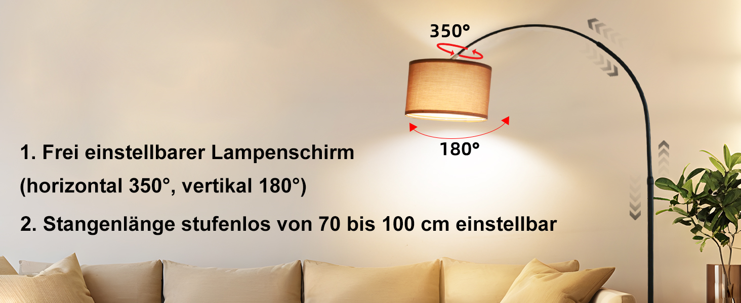 Gewölbte Stehleuchte mit verstellbarem cremefarbenem Schirm. Verfügt über eine horizontale Drehung von 350° und eine vertikale Drehung von 180°. Der Teleskoparm ist von 70 bis 100 cm ausziehbar. Auf einer beigen Couch mit einer Pflanze in der Nähe positioniert