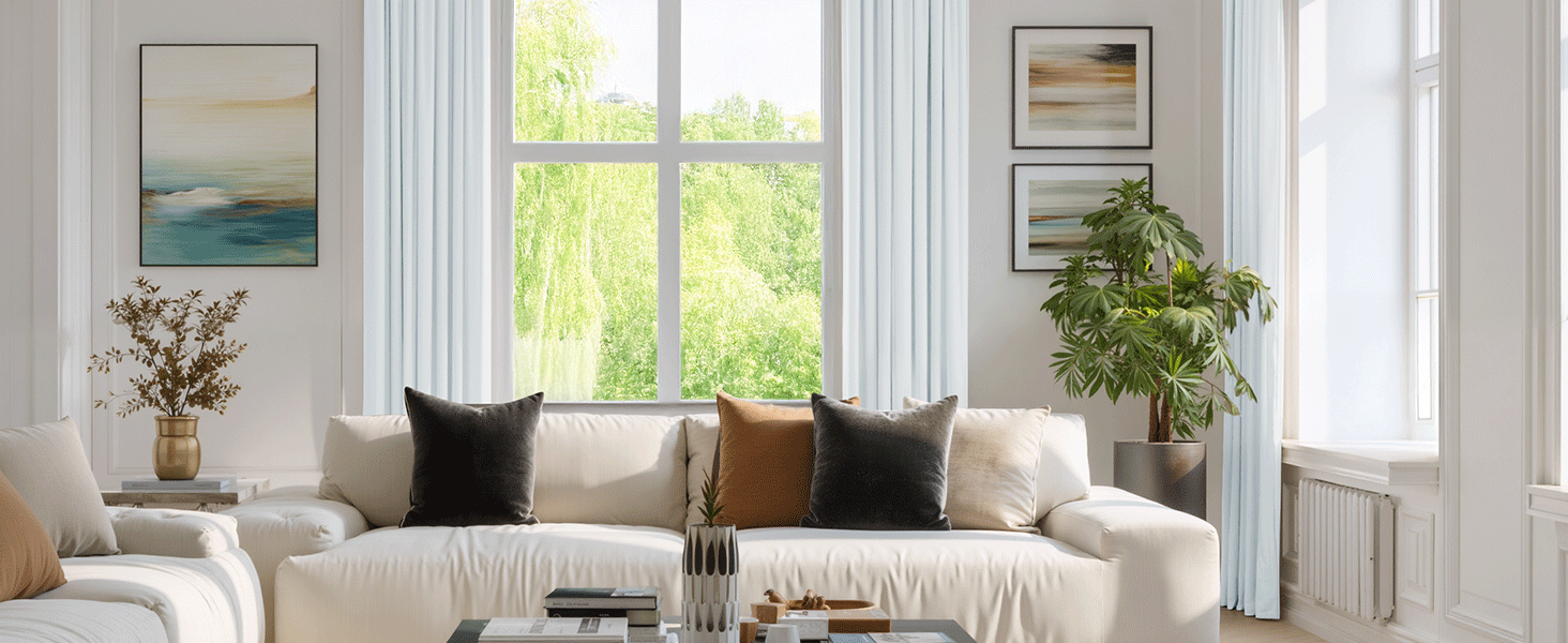 El interior de la moderna sala de estar incluye un sofá seccional beige, cortinas grises y grandes ventanales con luz natural.