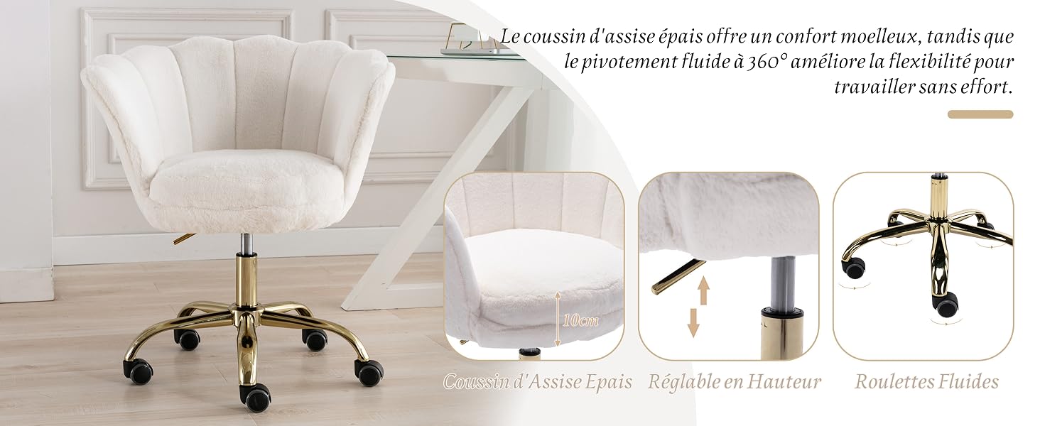 Vue panoramique de l'agencement moderne de canapés sectionnels blancs avec des suspensions en laiton suspendues au-dessus.