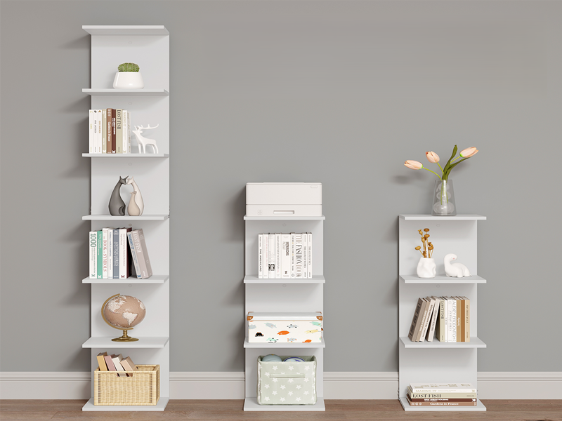 Scaffale da parete bianco minimalista presentato in diverse composizioni stilistiche con libri e oggetti decorativi contro una parete grigia.
