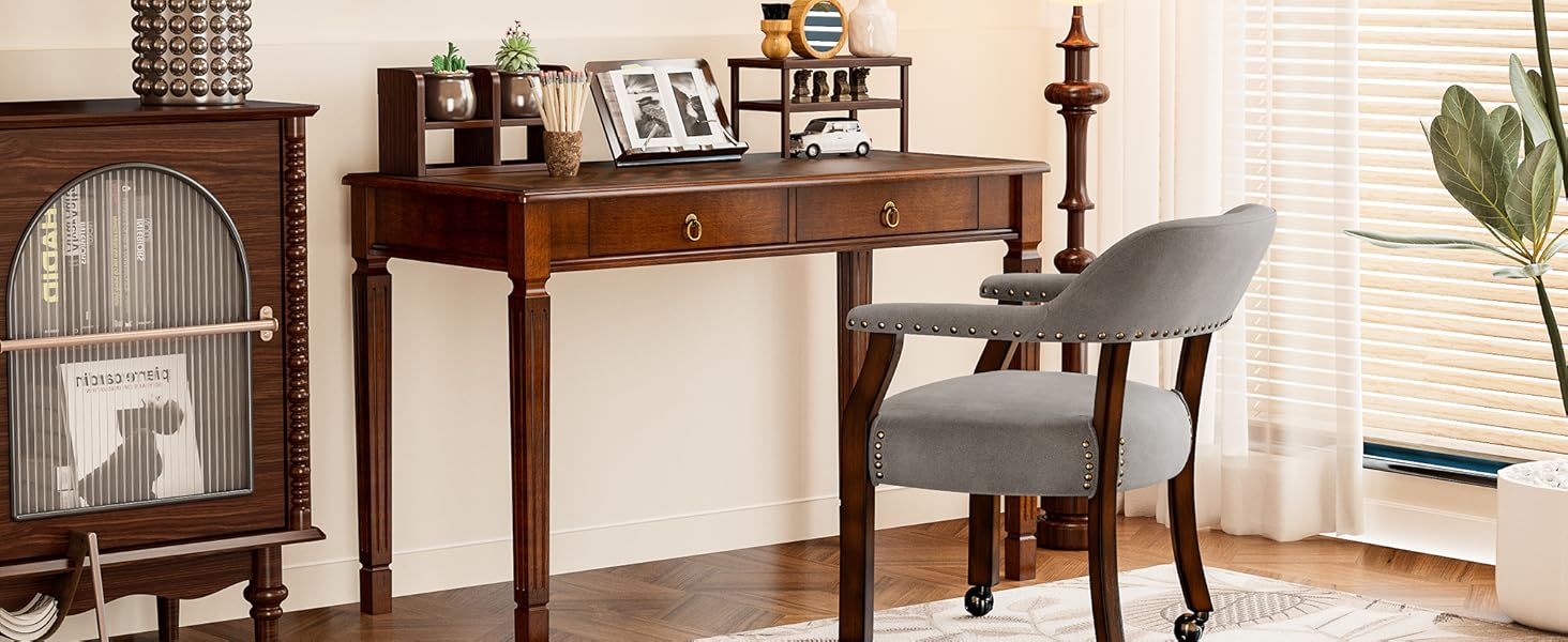 Bureau en bois avec deux tiroirs et un clapier, associé à une chaise rembourrée grise. Un mobilier et une décoration de style ancien entourent le bureau dans un cadre de bureau à domicile