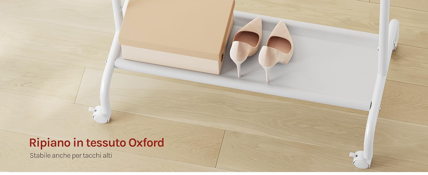 Il testo recita «Riplano in tessuto Oxford». Scarpiera in metallo bianco con struttura in tessuto oxford che contiene scarpe slip-on beige, fondo in legno chiaro.