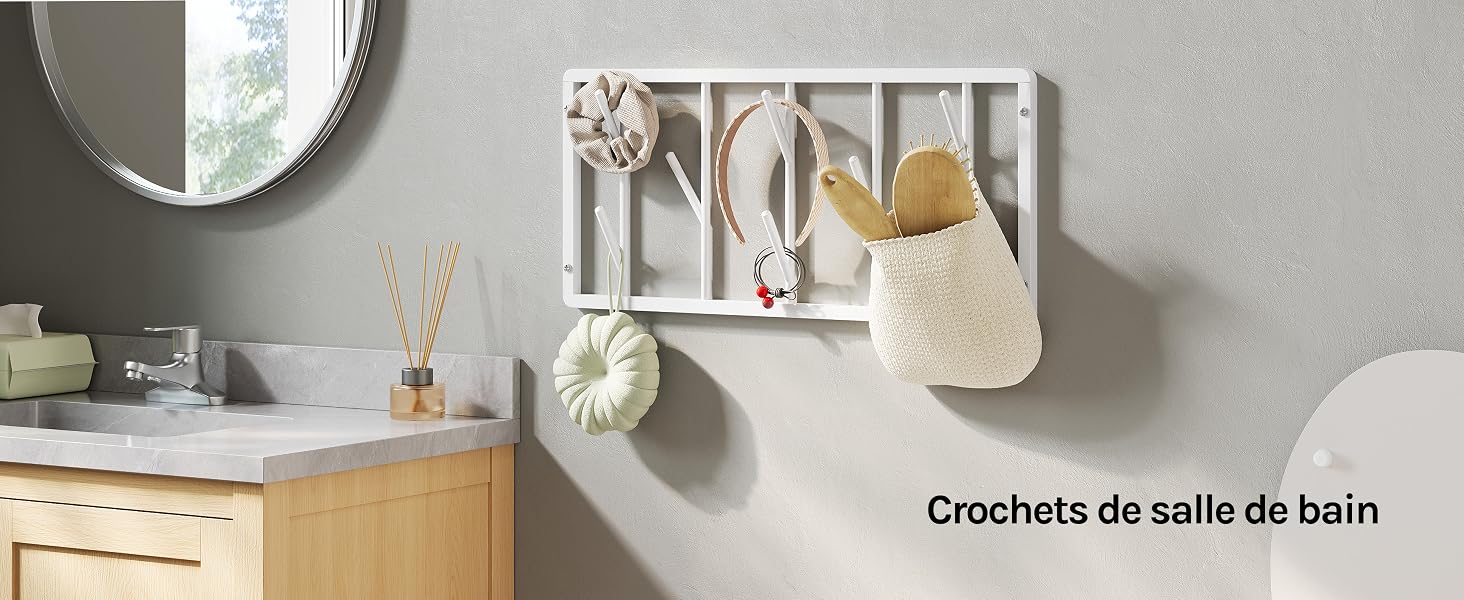 Le texte se lit comme suit : « Crochets de salle de bain ». Organiseur mural avec cadre en métal blanc contenant des accessoires de bain suspendus, y compris des brosses et des pochettes en tissu de couleur crème.