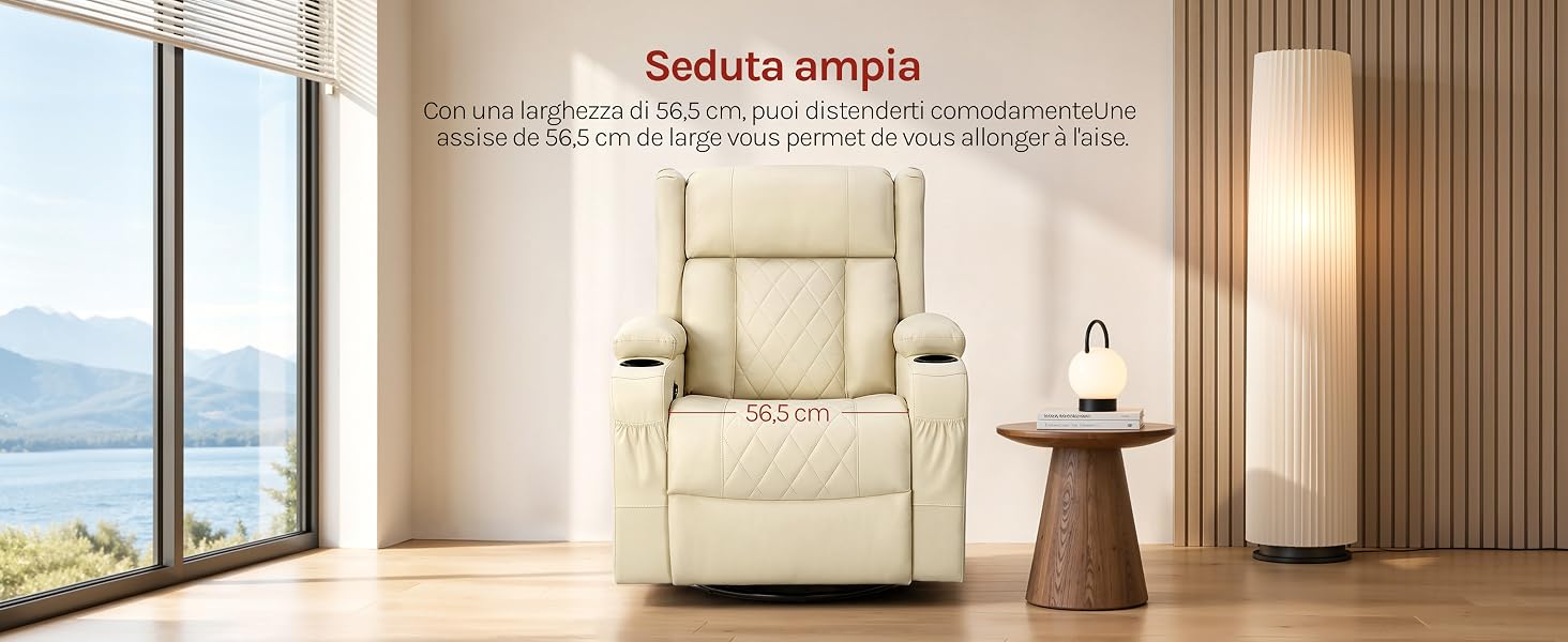 Il testo recita «Seduta ampia» (Ampia seduta). Camera interna con poltrona beige con struttura in legno vicino a una lampada da terra alta e finestra con tende verticali in un ambiente domestico neutro.