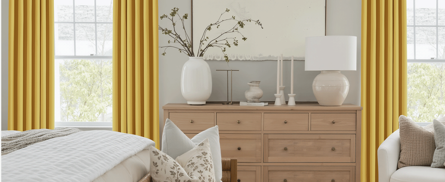 Intérieur lumineux du salon avec commode en bois naturel. rideaux blancs et vases décoratifs.
[SENTENCE 16] Les grandes fenêtres fournissent un éclairage naturel.