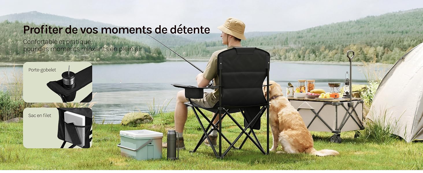 Le texte se lit comme suit : « Profiter de vos moments de détente ». Scène extérieure montrant des chaises et une table de camping au bord du lac, avec du matériel de camping et une installation de relaxation.