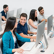 étudiants dans un laboratoire informatique