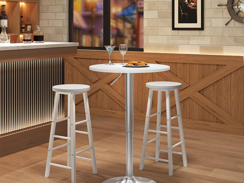 Interno di un bar o ristorante rustico con sgabelli da bar bianchi disposti attorno ai tavoli, con pareti in mattoni a vista e illuminazione ambientale.