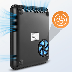 Plusieurs vues d'un appareil électronique noir avec un ventilateur de refroidissement bleu visible, montrant différents angles du boîtier rectangulaire doté de fonctions de ventilation.