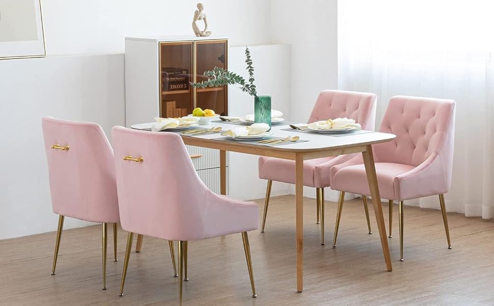 la table de salle à manger est une version moderne du style classique.