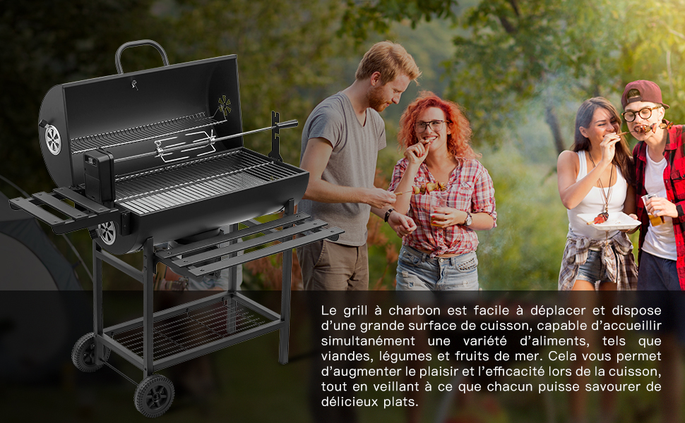 Grand barbecue à gaz extérieur avec plusieurs surfaces de cuisson et brûleur latéral. Une scène de groupe en arrière-plan montre un restaurant en plein air.