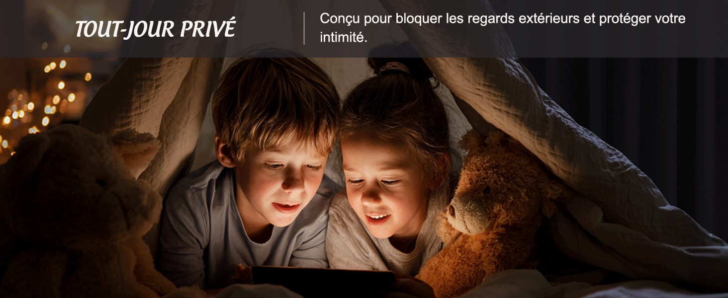 Le texte se lit comme suit : « TOUT POUR PRIVÉ ». Cadre atmosphérique sombre avec éléments d'éclairage décoratifs visibles.
