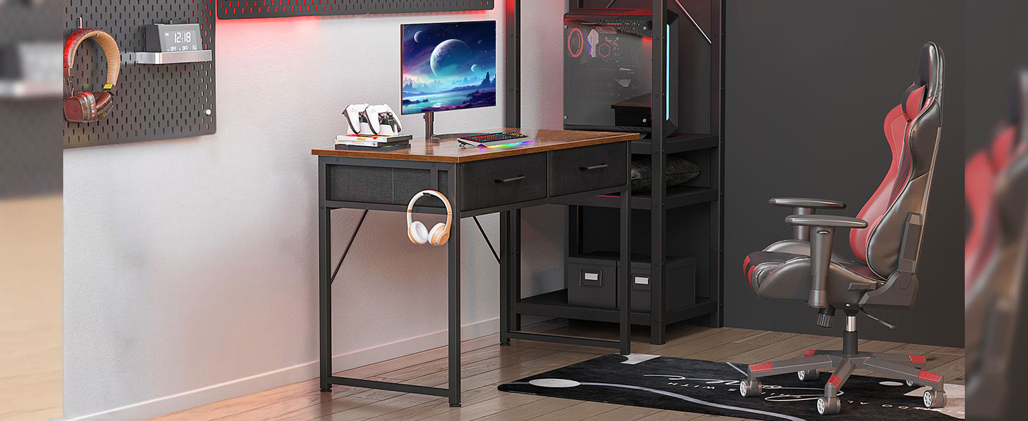 Gaming-Setup mit Schreibtisch, Monitor, rotem Gaming-Stuhl und PC-Tower. Tastatur, Maus und Kopfhörer sichtbar. Dunkler Raum mit Umgebungsbeleuchtung.