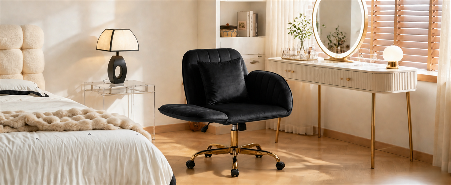 Chaise de bureau rembourrée noire avec accoudoirs positionnés sur le bureau en bois naturel près du lit. Espace de travail de chambre contemporain avec miroir rond et meubles de rangement en bois visibles.