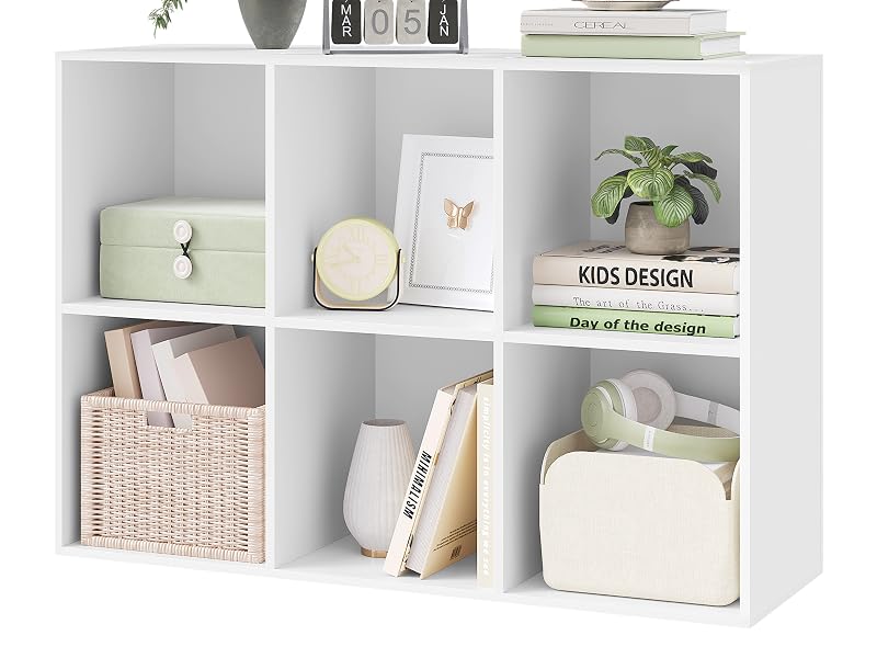 con nueve compartimentos. Contiene libros, plantas, artículos decorativos y cajas de almacenamiento. Diseño minimalista moderno.