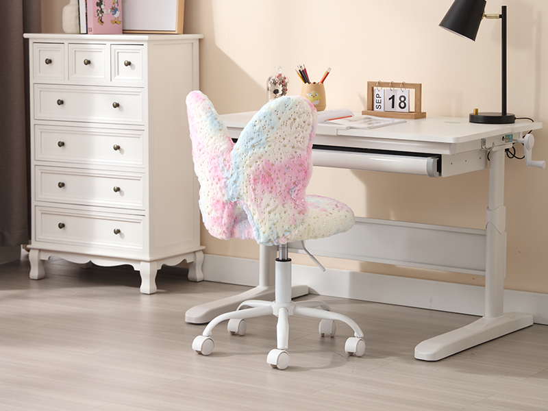 con escritorio ajustable blanco, lujosa silla de oficina con forma de unicornio y tocador blanco. Accesorios de escritorio y reloj digital visibles