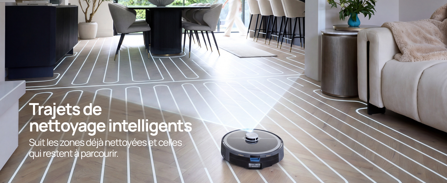 Le texte se lit comme suit : « Trajets de nettoyage intelligents ». Intérieur du salon moderne avec sol blanc montrant un aspirateur robotique en fonctionnement. Mobilier minimaliste et éclairage naturel lumineux visible.