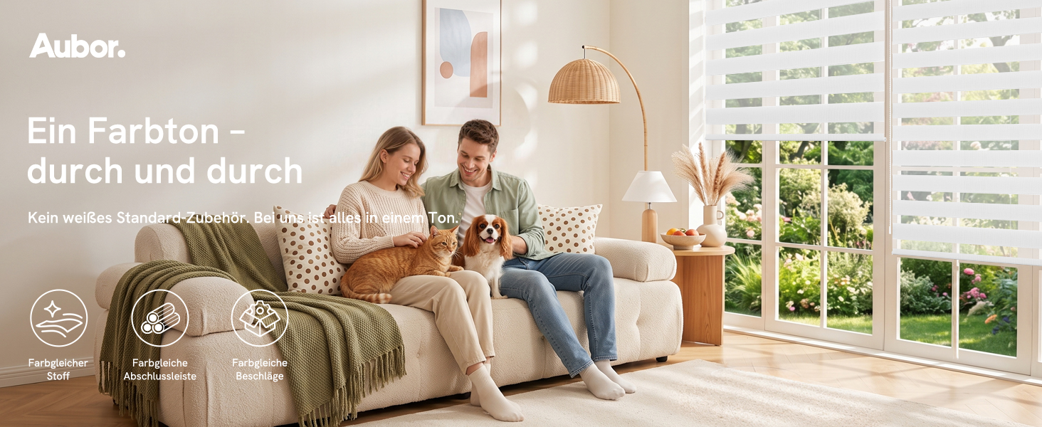 Der Text lautet „Arbor.“ und „Ein Farben - durch und durch“. Innenszene mit zwei Personen, die auf einem Bett mit gestreifter Bettwäsche in einem hellen, minimalistischen Schlafzimmer mit Pendelleuchte und grünen Fensterläden sitzen.