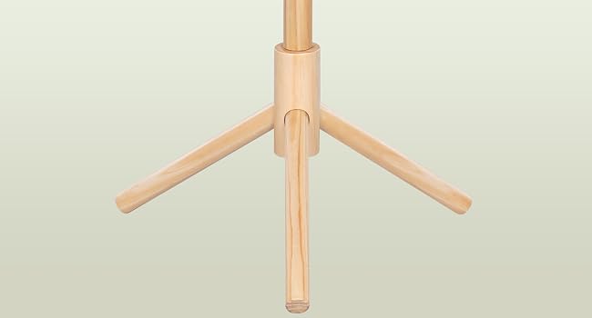 Supporto per treppiede in legno con finitura in legno chiaro naturale, caratterizzato da tre gambe strombate e asta verticale centrale con parte superiore arrotondata, visualizzata su sfondo beige neutro.
