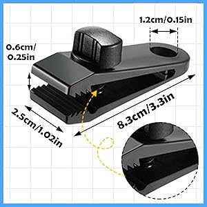 avec bouton réglable. Dimensions : 8,3 cm de long, 2,5 cm de haut et 0,6 cm d'épaisseur. Doté d'un bord dentelé pour saisir les papiers. Dimensions indiquées en pouces et en centimètres.