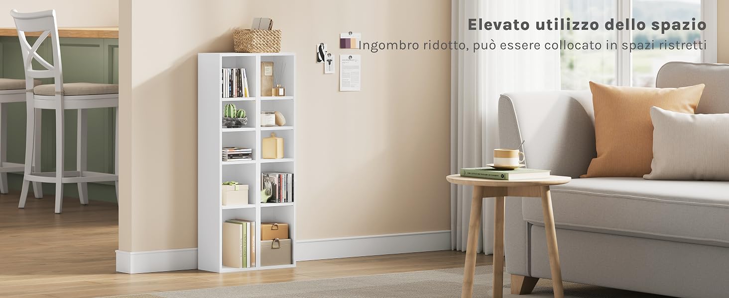uno scaffale bianco con dei libri sopra