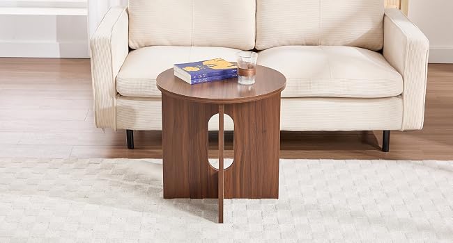 Divano bianco moderno o divano componibile mostrato da più angolazioni in un soggiorno minimalista con pavimenti in legno.