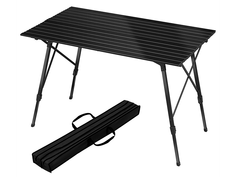 Tavolo pieghevole ad altezza regolabile con piano a doghe nere e gambe in metallo.
