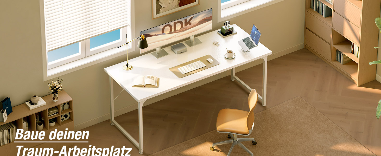 Der Text lautet „Baue deinen Traum-Arbeitsplatz“. Szene im Innenbereich eines Büros, in der ein Schreibtisch mit Computermonitoren und ergonomischen Möbeln eingerichtet ist.