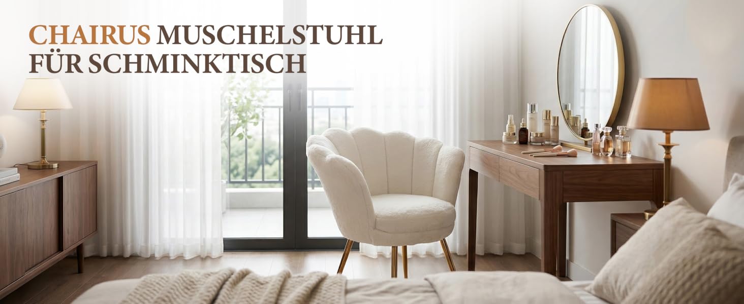 Der Text lautet „CHAIRUS MUSCHELSTÜHL FÜR SCHMINKTISCH“. Innenausstattung des Zimmers mit weißen gepolsterten Stühlen und einem Waschtisch mit Tageslicht.