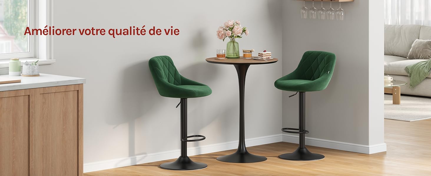 Le texte se lit comme suit : « Améliorer votre qualité de vie ». Espace intérieur moderne avec des tabourets de bar vert émeraude et des solutions de rangement en bois.