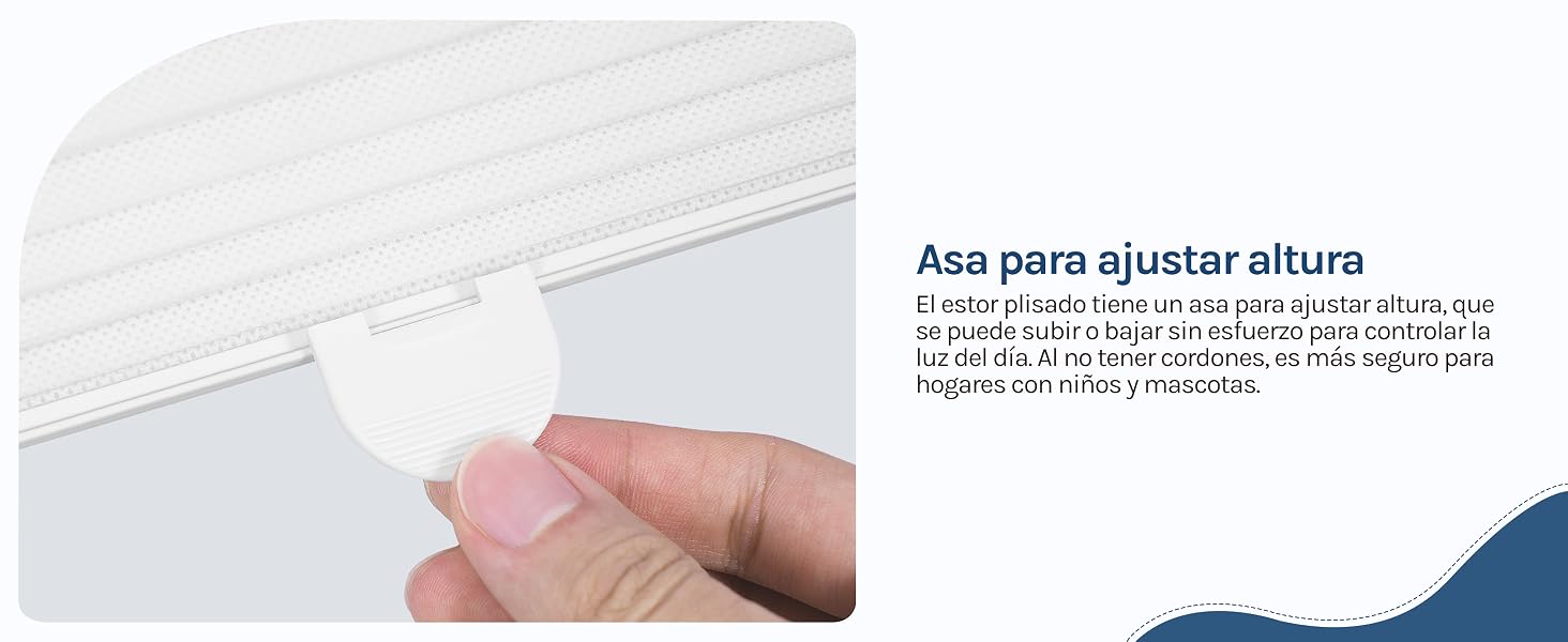 El texto dice «Atua para al ular altura» con parte del texto en español visible. La imagen muestra un detalle de esquina de material blanco con un elemento de tela rosa.