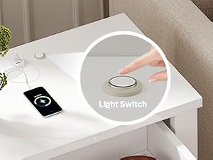 Le texte indique 'Tiroir spacieux et station de charge'. Table de chevet blanche avec tiroir montrant la fonction de charge du téléphone et l'espace de rangement.