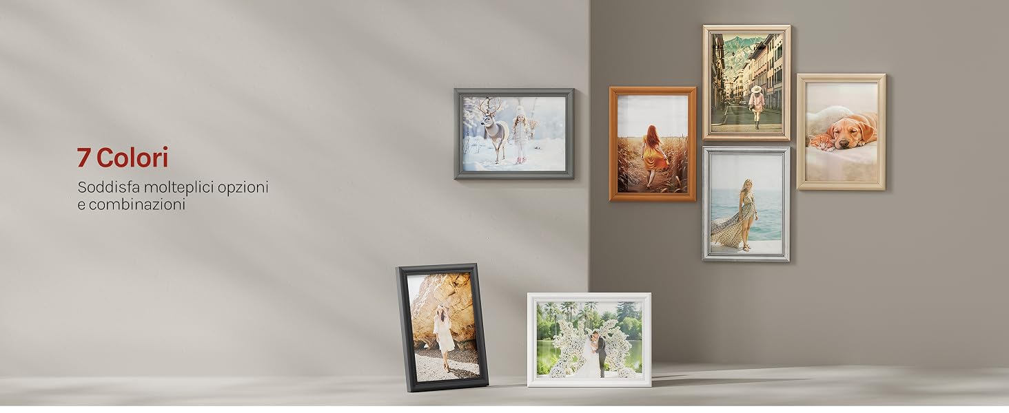Il testo dice «FAMIGLIA». Parete grigia con fotografie di famiglia incorniciate e opere d'arte in varie dimensioni e finiture disposte in stile galleria.
