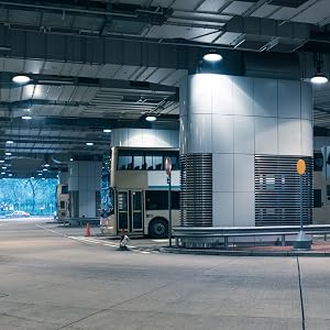 ein Doppeldeckerbus, der in einem Parkhaus geparkt ist.