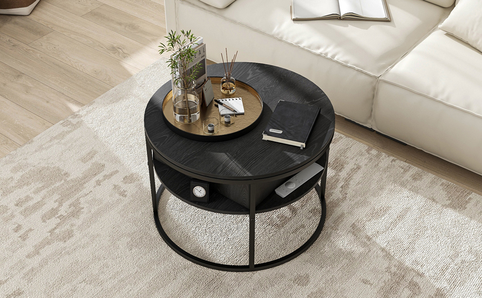 Runder schwarzer Couchtisch mit Metallgestell und Glasplatte. Der Tisch verfügt über ein unteres Regal und ist in einem modernen Wohnzimmer eingerichtet