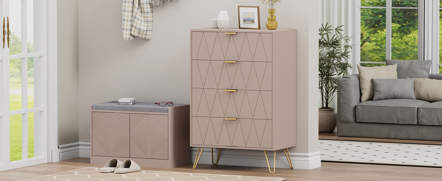 Pouf/panca portaoggetti imbottita beige mostrata in due viste: angolo laterale e posizionamento a tutto spazio in un ambiente interno luminoso.