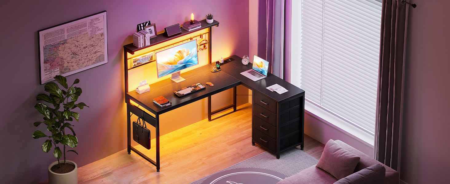 Intérieur de la pièce avec éclairage d'ambiance montrant la configuration du bureau contre le mur, avec un éclairage chaleureux et des plantes d'intérieur.