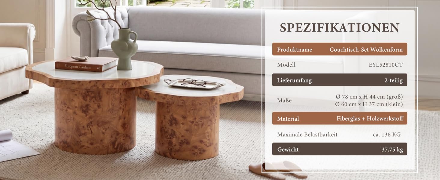 Der Text lautet „SPEZIFIKATIONEN“ mit der Spezifikationstabelle auf der rechten Seite. Die Innenausstattung des Wohnzimmers ist mit zylindrischen Kork-Beistelltischen, einem grauen Polstersofa, einer dekorativen Vase und Wohnaccessoires auf Holzoberfläche ausgestattet.