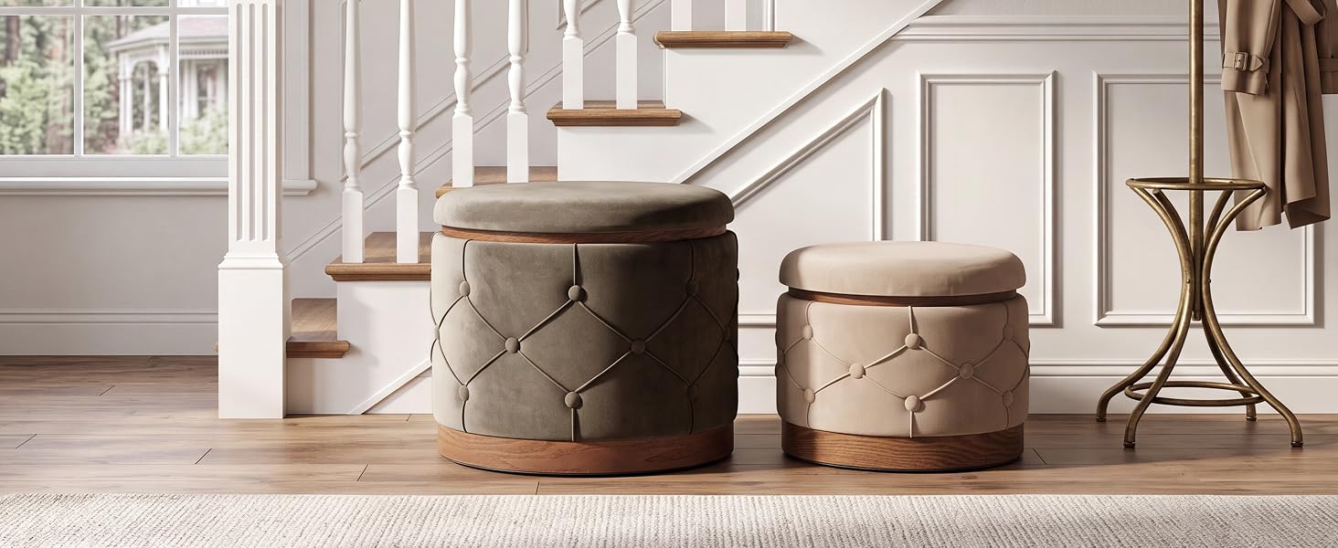 Scène intérieure de maison comprenant des paniers de rangement cylindriques tissés dans des tons beige et beige naturels disposés sur du parquet près de murs blancs et d'une fenêtre éclairée par la lumière naturelle.
