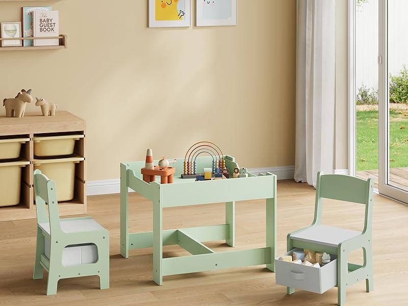 Juego de muebles para niños en color verde menta, con bancos pequeños y soluciones de almacenamiento en una habitación luminosa con arte mural enmarcado e iluminación natural.